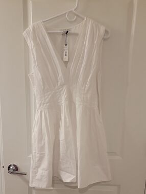 White V-Neck Sleeveless Dress